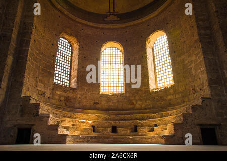 L'interno del sesto secolo Hagia Eirene mostra il solo superstite synthronon bizantina a Istanbul. Chiamato anche Hagia Irene e Aya Irini, thi Foto Stock