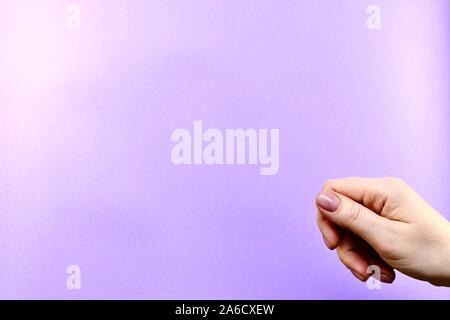 Una mano femminile è vuoto, gesto detiene presenta. Foto Stock