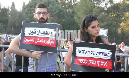 Arabi israeliani protestare con segni contro la violenza nella società araba e inattività della polizia, nella parte anteriore del nord del distretto di polizia sede a Nazaret, Israele, 22 Ottobre 2019 Foto Stock