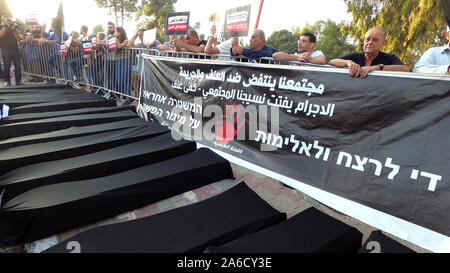 Arabi israeliani protestare con il nero bare e segni contro la violenza nella società araba e inattività della polizia, nella parte anteriore del nord del distretto di polizia sede a Nazaret, Israele, 22 Ottobre 2019 Foto Stock