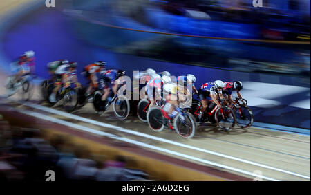 Gran Bretagna Neah Evans e Laura Kenny durante il giorno quattro del Phynova sei giorni di escursioni in bicicletta a Lee Valley VeloPark, Londra. Foto Stock