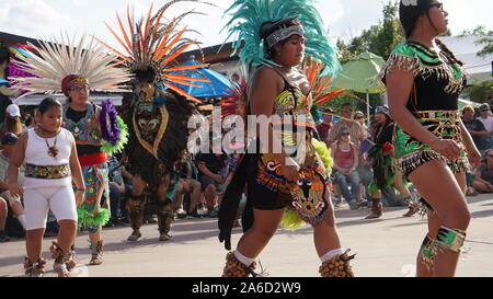 Mexica Yolotl, a Minneapolis-base Aztec tradizionali balli di gruppo che celebra la pre-eredità ispanica di eseguire presso la Minnesota State Fair. Foto Stock