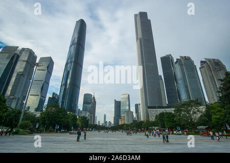 Touring intorno i grattacieli e gli edifici presso la business area nel centro della città di Guangzhou in Cina Foto Stock