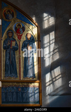 Un frammento della parte interna della chiesa dell Assunzione a Vilnius è illuminato dalla luce solare. Parte di un dipinto raffigurante San Francesco di Assisi Foto Stock