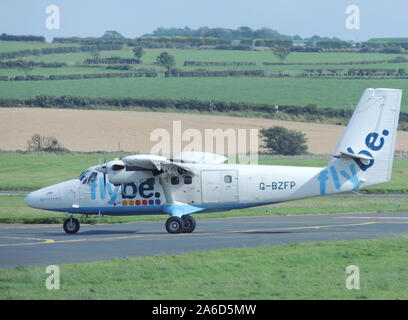 G-BZFP, un de Havilland Canada DHC-6-300 Twin Otter azionato da Flybe-Loganair, a Prestwick International Airport in Ayrshire. Foto Stock