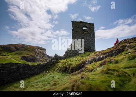 New Scenic 5 posti le rovine di tre castelli di testa o Dunlough castello situato in cima delle scogliere in corrispondenza della punta settentrionale della penisola di Mizen. Paesaggi irlandesi. Foto Stock