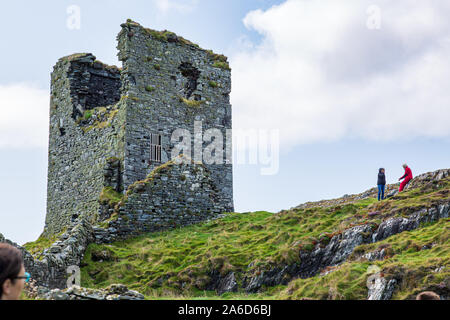 New Scenic 5 posti le rovine di tre castelli di testa o Dunlough castello situato in cima delle scogliere in corrispondenza della punta settentrionale della penisola di Mizen. Paesaggi irlandesi. Foto Stock