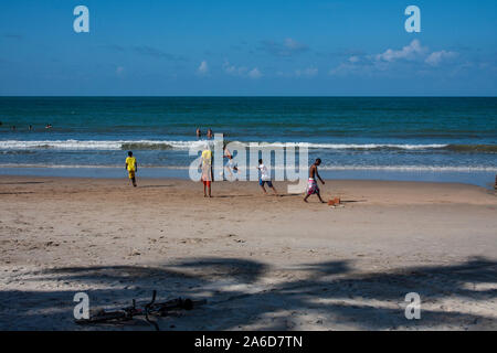 La spiaggia di Pontal de Maracaipe, un insediamento sulla spiaggia vicino alla città di Porto de Galinas, Stato di Pernambuco, Brasile. Foto Stock