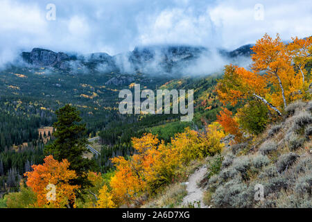 Nuvole basse appendere in montagna sopra la caduta del colore sulla morena Bierstadt nel Parco Nazionale delle Montagne Rocciose, Colorado Foto Stock