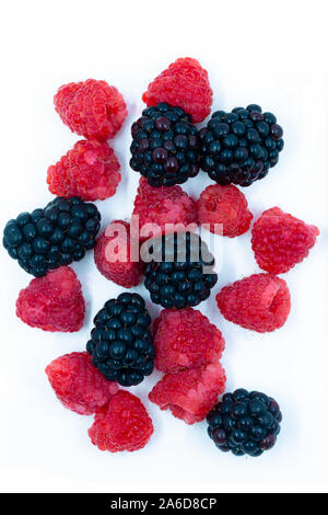 Rasberries organico e more sopra la testa ancora macro immagine di vita Foto Stock