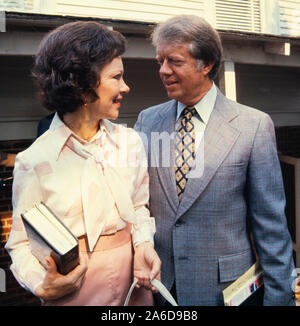 Il Presidente Jimmy carter e la First Lady Rosalynn carter che portano la Bibbia a piedi ai servizi domenicali presso la Chiesa Battista delle pianure in Georgia. Foto Stock