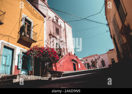 Coloniale multicolore street nel centro di Guanajuato, Messico. Una piccola città che era un mozzo di data mining durante la dominazione spagnola. Foto Stock