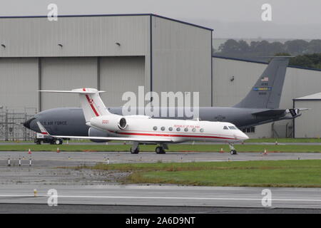 0001, uno dei due Gulfstream Aerospace G550 trasporto VIP degli aeromobili in servizio con il polacco della Air Force, a Prestwick International Airport in Ayrshire. Foto Stock