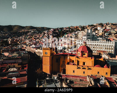 Riprese aeree del centro cittadino di Guanajuato, il centro sinistra è una delle molte chiese che può essere visto sparsi per questa città coloniale. Foto Stock