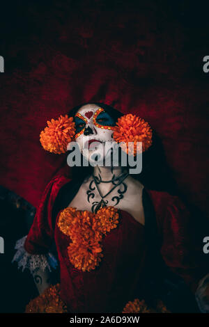 Attrice in piena vestaglia e trucco, rappresentando un Catrina (morto ricchi donna figura) per il Dia de los Muertos celebrazione in Città del Messico. Foto Stock