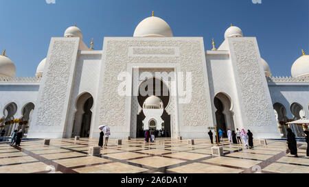 Vista del magnifico ingresso principale con fantastici progetti scolpito nel marmo bianco compresi Qur'Anic testo, in Sheikh Zayed grande moschea in Foto Stock