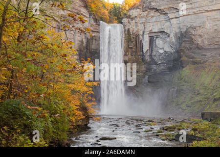 Taughannock cade nella regione dei Laghi Finger di NY è il singola più alta cascata di discesa in oriente. Foto Stock