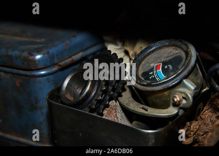 Vecchio il manometro della pressione dell'olio sul rack in prossimità di altri strumenti in garage closeup Foto Stock