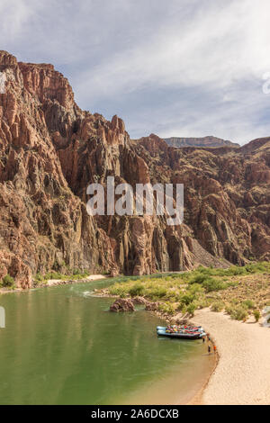 White water rafting sulla spiaggia in Barca su Colorado spiaggia vicino Phantom Ranch nel Grand Canyon Foto Stock