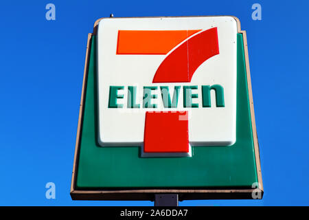 7-Eleven segno, il famoso negozio di convenienza cibo Foto Stock