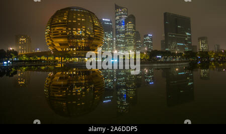 A piedi attorno alla zona di affari in Hangzhou durante la loro incredibile spettacolo luci che rende tutto il centro vivo ! Foto Stock