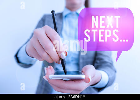 Parola di scrittura di testo le fasi successive. Business photo mostrare qualcosa che fate o piano dopo che avete finito di qualcos'altro Business donna rivolta nel vuoto Foto Stock