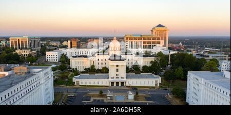 Golden la luce solare raggiunge l'orizzonte mostra attorno alla capitale statehouse a Montgomery in Alabama Foto Stock