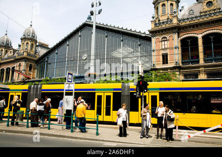 Tram di fronte stazione ferroviaria Nyugati di Budapest. Foto Stock