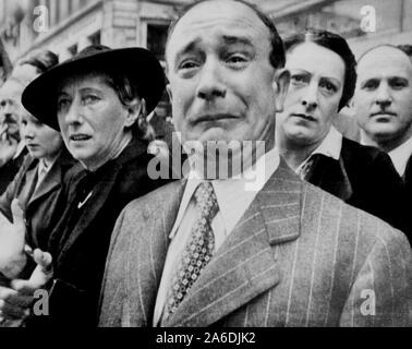 Un Francese piange come i soldati tedeschi marzo nella capitale francese, Parigi, il 14 giugno 1940, dopo gli eserciti alleati erano stati riaccompagnati in tutta la Francia Foto Stock