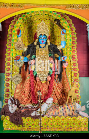 Dea Kali idolo decorata a Puja pandal, Kali puja noto anche come Shyama Puja o Mahanisha Puja, è un festival dedicato alla dea Indù Kali, Foto Stock