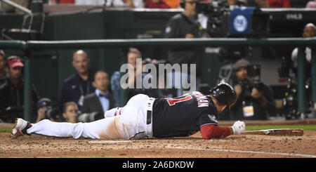 Washington, Stati Uniti. 25 ott 2019. Cittadini di Washington Ryan Zimmerman urta il suolo dopo un passo stretto da Houston Astros pitcher Josh James in quinta inning durante il gioco 3 del 2019 World Series a cittadini Parco di Washington, DC il venerdì 25 ottobre, 2019. Washington conduce il best-of-sette serie 2-0. Foto di Kevin Dietsch/UPI Credito: UPI/Alamy Live News Foto Stock