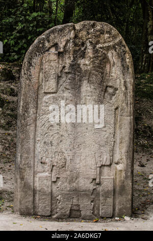 Stela 16 della pietra che intaglia Mostra righello Hasaw Kan K'awil nel rituale elaborato abito. Parco Nazionale di Tikal, Guatemala. Un sito Patrimonio Mondiale dell'UNESCO. Foto Stock