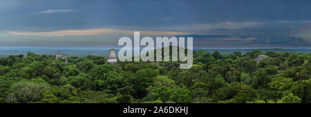 Vista panoramica dei templi I , II , III e il mondo perduto Piramide dal Tempio IV in Maya sito archeologico del Parco Nazionale di Tikal, Guatemala. Foto Stock