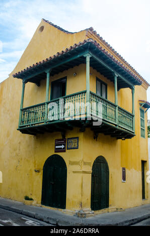 Vecchia casa coloniale con balconi di legno nella città murata di Cartagena Foto Stock
