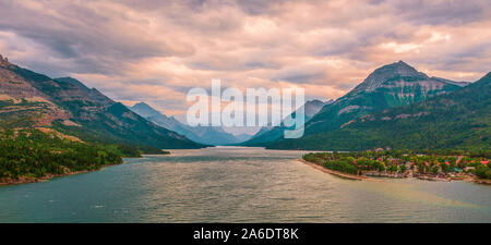 Vista della parte superiore del lago di Waterton dall'hotel al parco nazionale dei laghi di Waterton. Lo stato di Alberta. Canada Foto Stock