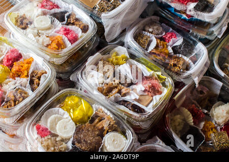 Un assortimento di dolci colombiano. Essi sono realizzati con una varietà di ingredienti come la noce di cocco grattugiata, latte, zucchero di canna e altri in combinazioni diverse Foto Stock