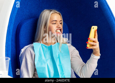 Il paziente fa un selfie sul telefono Foto Stock