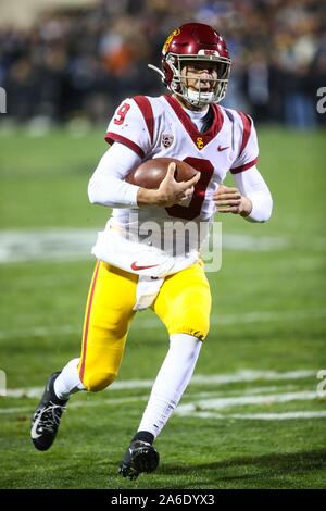 Ottobre 25, 2019: USC Trojans quarterback Kedon Slovis (9) guarda al cliente su una mischia nella prima metà del gioco tra il Colorado e l'USC presso Folsom Campo in Boulder, CO. USC raccolse per vincere 35-31. Derek Regensburger/CSM. Foto Stock