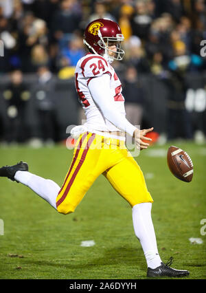 Ottobre 25, 2019: USC Trojans punter Ben Griffiths (24) sterline la sfera nella prima metà del gioco tra il Colorado e l'USC presso Folsom Campo in Boulder, CO. USC raccolse per vincere 35-31. Derek Regensburger/CSM. Foto Stock