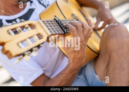 Musicista di Flamenco a giocare della chitarra spagnola a Granada.. Foto Stock