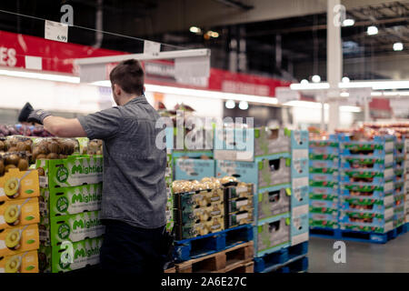 Tigard, Oregon - Oct 25, 2019 : un lavoro di uomini impilamento di prodotti a Costco Wholesale Foto Stock