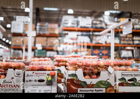 Tigard, Oregon - Oct 25, 2019 : Pila di frutta mela sul display a Costco Wholesale Foto Stock