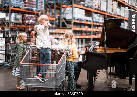 Tigard, Oregon - Oct 25, 2019 : Famiglia shopping, capretto nel carrello della spesa Il carrello a Costco Wholesale store Foto Stock