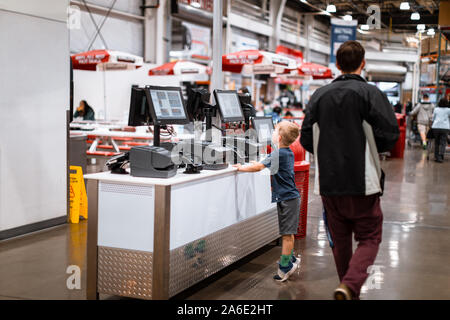 Tigard, Oregon - Oct 25, 2019 : un bambino guardando self-ordering kiosk nella Costco Wholesale store Foto Stock