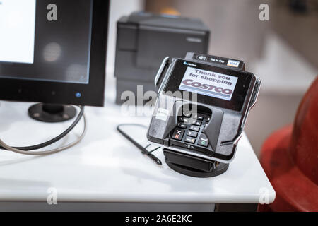 Tigard, Oregon - Oct 25, 2019 : pagamento con carta di credito macchina in Costco Wholesale store Foto Stock