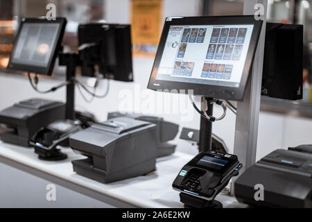 Tigard, Oregon - Oct 25, 2019 : Auto-di ordinazione e di pagamento self kiosk per il fast food in Costco Wholesale store Foto Stock