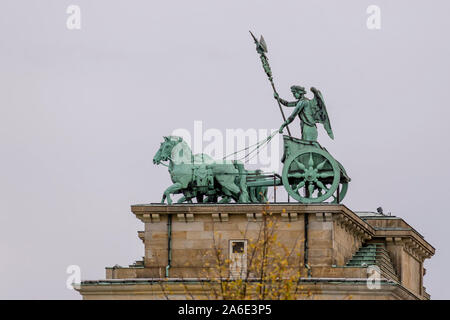 Bellissimo dettaglio della quadriga sopra la Porta di Brandeburgo è visto dal lato, Berlino, Germania Foto Stock