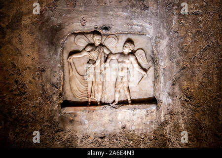 Bassorilievo con Amore e Psiche, simbolo dell'anima elevata mediante l'amore mistico all'interno di il mitreo dell'antica Capua, Caserta, Italia Foto Stock