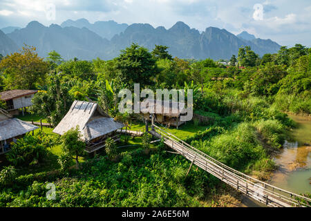 Villaggio e montagna in Vang Vieng, Laos Foto Stock