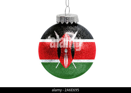 Vetro palla di Natale toy isolato su sfondo bianco con la bandiera del Kenya Foto Stock